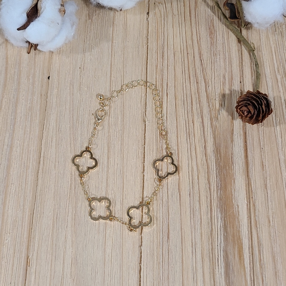 🍀🍀NEW🍀🍀BEAUTIFUL!! HOLLOW CLOVER Bracelet in GOLD Plating - Picture 15 of 15